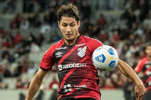 Foto: Robson Mafra/AGIF – Marcinho deve renovar com o Furacão até 2024