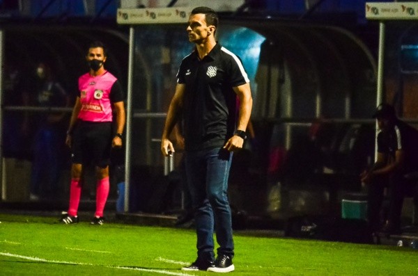 R.Pierre/AGIF/ Junior Rocha, treinador do Figueirense. R.Pierre/AGIF/ Junior Rocha, treinador do Figueirense.