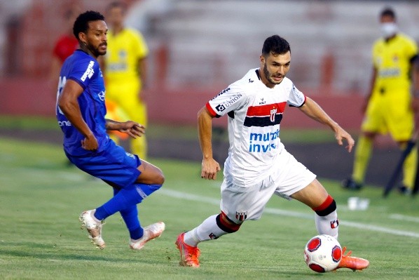 Foto: Thiago Calil/AGIF – Jean Victor em ação com a camisa do Botafogo-SP