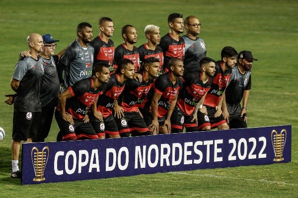 Paulo Paiva/AGIF. Equipe do Campinense em partida pela Copa do Nordeste.