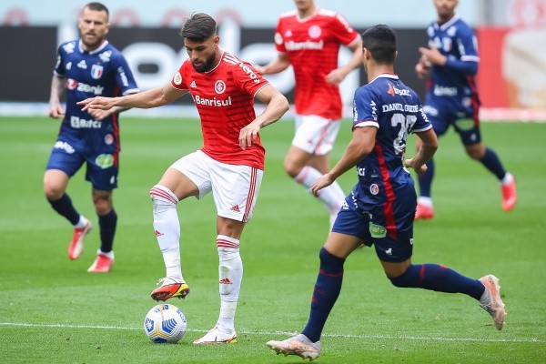Daniel Guedes em ação contra o rival - Foto: Pedro H. Tesch/AGIF Daniel Guedes em ação contra o rival - Foto: Pedro H. Tesch/AGIF
