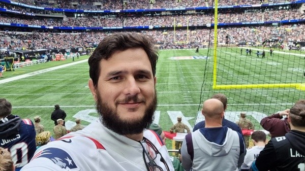 Arquivo pessoal/ Rafael Belattini no palco do Super Bowl 56. 