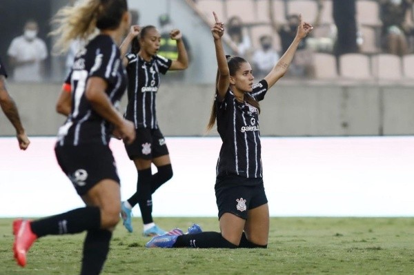Jheniffer comemora primeiro gol corintiano na semifinal.