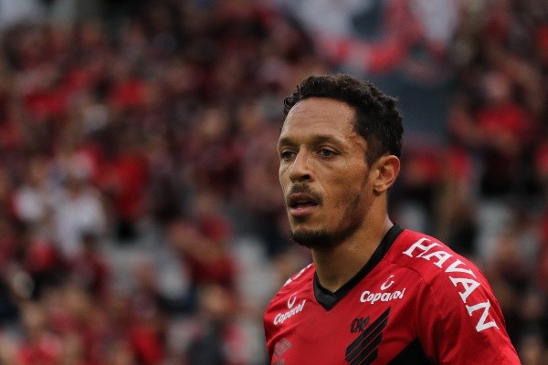 Foto:Joao Vitor Rezende Borba/AGIF – Lateral-esquerdo jogou apenas 18 partidas pelo Athletico e hoje está livre no mercado