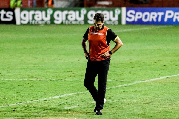 Foto: (Rafael Vieira/AGIF) - João Brigatti, técnico do Sampaio Corrêa, será obrigado a encontrar um substituto para Gabriel Poveda