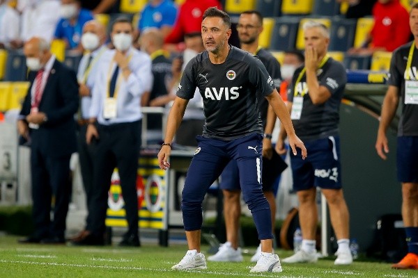 Foto: BSR Agency/Getty Images | Vítor Pereira estava comandando o Fenerbahce, da Turquia Foto: BSR Agency/Getty Images | Vítor Pereira estava comandando o Fenerbahce, da Turquia