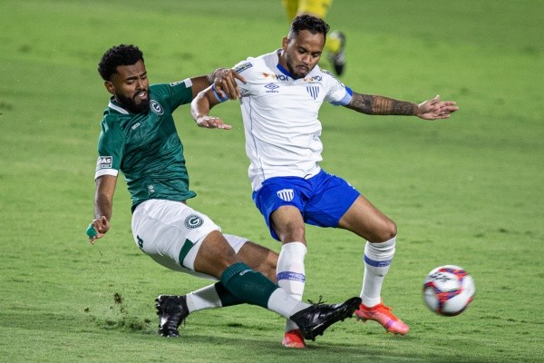 Foto: (Heber Gomes/AGIF) - Na Série B 2021, Caio Vinícius disputou 33 rodadas e também foi importante defensivamente, tendo acumulado uma média de dois desarmes por jogo