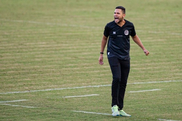 (Foto: Marcos Zanutto/AGIF) Guilherme dos Anjos rebate Náutico