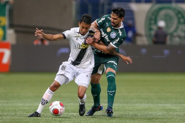 Foto: Marcello Zambrana/AGIF -Luan jogador do Palmeiras disputa lance com Lucca jogador do Ponte Preta