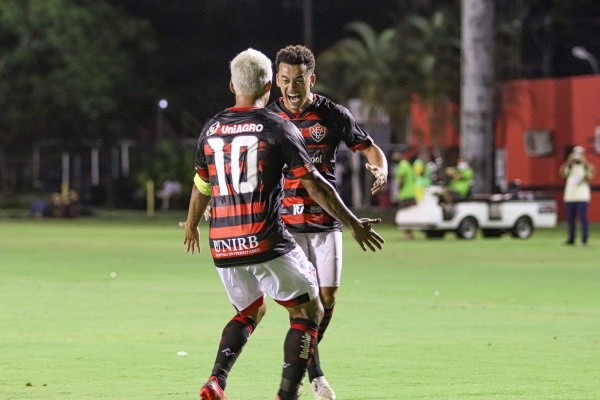 Foto: Renan Oliveira/AGIF -Luidy jogador do Vitoria comemora seu gol com Jadson jogador da sua equipe