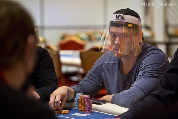 Jogador utiliza proteção facial (Foto: Jamie Thomson/PokerNews)
