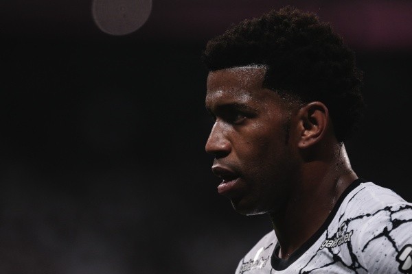 Gil está fora dos planos do Corinthians (Foto: Ettore Chiereguini/AGIF)