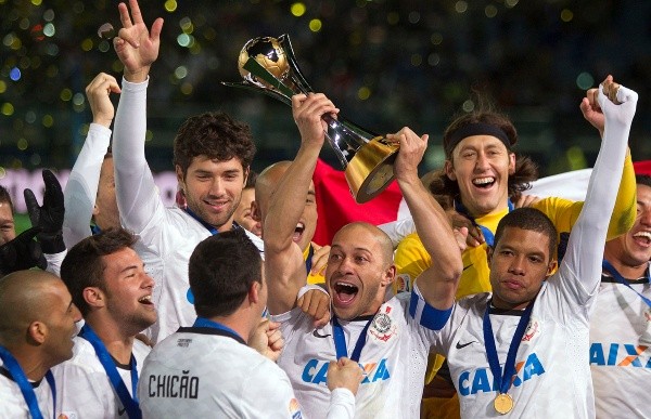 Foto: (Twitter Oficial Corinthians/Daniel Augusto Jr./Ag. Corinthians) - Alessandro foi o capitão do Corinthians na vitória sobre o Chelsea, na final do Mundial de Clubes 2012