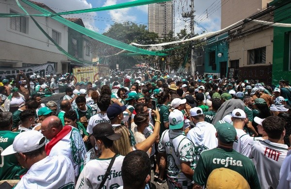 Foto: (Alexandre Schneider/Getty Images) - Em São Paulo, a torcida do Palmeiras também se reuniu em grande número para acompanhar a final do Mundial de Clubes