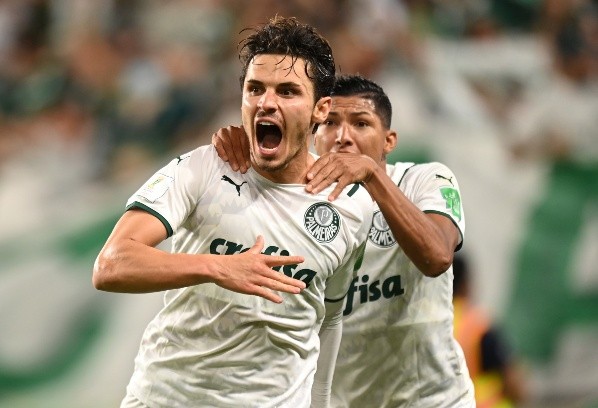 Foto: Tullio Puglia - FIFA/FIFA via Getty Images | Raphael Veiga  marcou de pênalti para deixar tudo igual para o Palmeiras