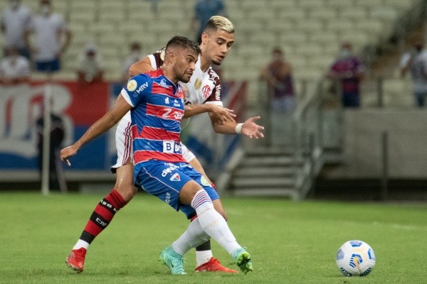 Foto: (Kely Pereira/AGIF) - Na Série A 2021, Ronald disputou 23 rodadas e acumulou uma média de 2,3 desarmes por jogo