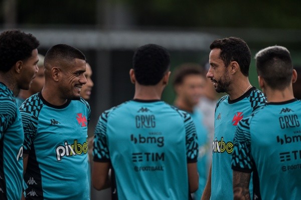Foto: Thiago Ribeiro/AGIF -Leo Matos e Nene jogadores do Vasco durante treino no Centro de Treinamento CT Moacyr Barbosa