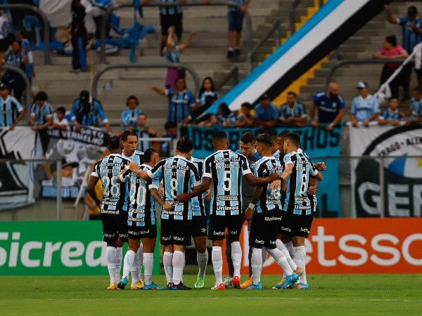 Foto: (Maxi Franzoi/AGIF) - Os torcedores do Grêmio têm se manifestado nas arquibancadas desaprovando o desempenho da equipe