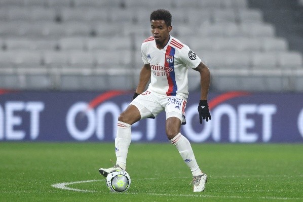 Foto: (Jonathan Moscrop/Getty Images) - Thiago Mendes, do Lyon, da França, é um jogador polivalente, característica que agrada o técnico do Flamengo
