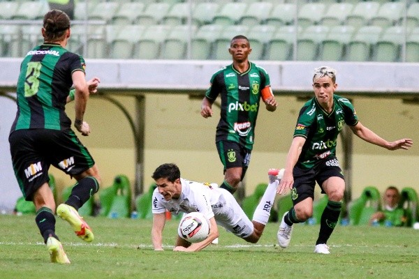 Fernando Moreno/AGIF/ América-MG em campo contra o Atlético-MG. Fernando Moreno/AGIF/ América-MG em campo contra o Atlético-MG.