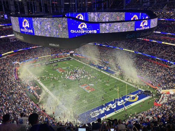 Foto Twitter NFL - SoFi Stadium, casa dos Rams, em festa nesta noite