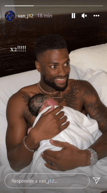 Foto reprodução Instagram do jogador - Van Jefferson com seu filho no colo