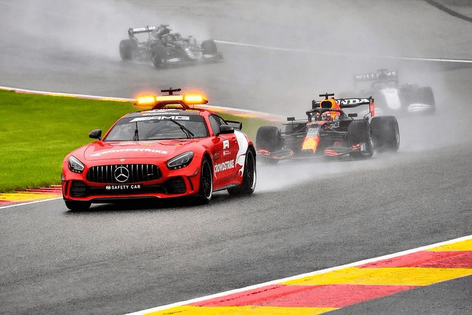 Dan Istitene - Formula 1/Formula 1 via Getty Images - Safety Car na pista para segurança dos pilotos