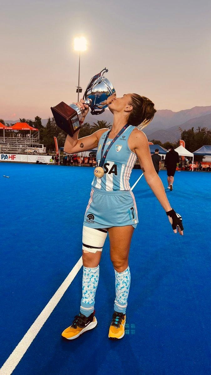 Twitter Oficial Agustina Albertario / @agusalbertario - Agustina comemorando a conquista de mais um troféu