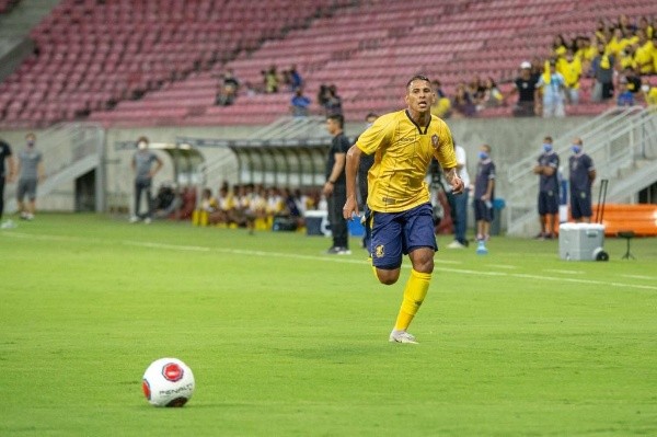 Radsley celebra bom começo do Retrô no Campeonato Pernambucano (Foto: Retrô) 