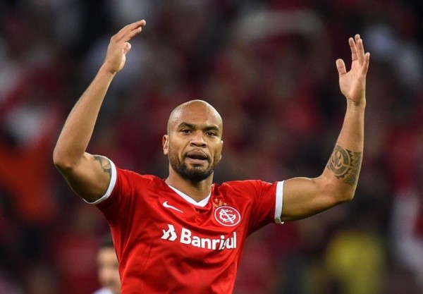 Rodrigo Moledo segue fora do time do Inter – Foto: Pedro H. Tesch/AGIF