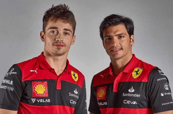Foto Twitter Oficial Ferrari - Leclerc e Sainz, pilotos da scuderia italiana