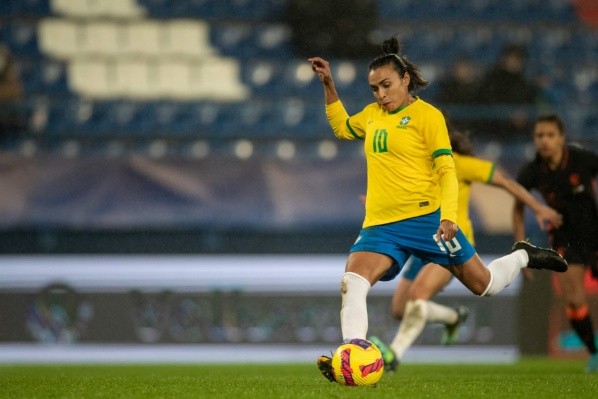 Marta em cobrança de pênalti que definiu o empate contra a Holanda, nesta quarta-feira (16) | Foto: Thaís Magalhães/CBF Marta em cobrança de pênalti que definiu o empate contra a Holanda, nesta quarta-feira (16) | Foto: Thaís Magalhães/CBF