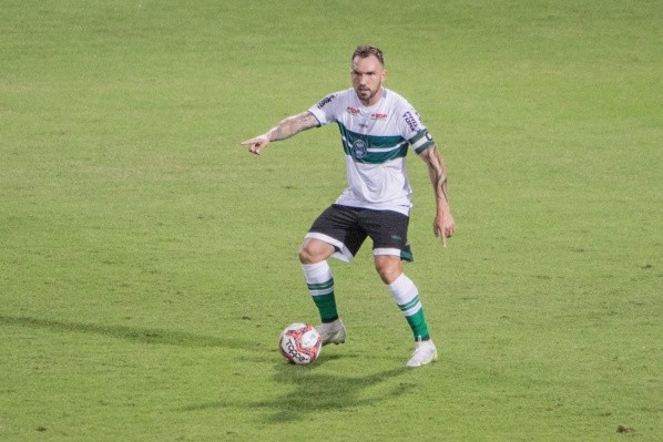 Willian Farias é baixa para o clássico - Foto: Robson Mafra/AGIF Willian Farias é baixa para o clássico - Foto: Robson Mafra/AGIF