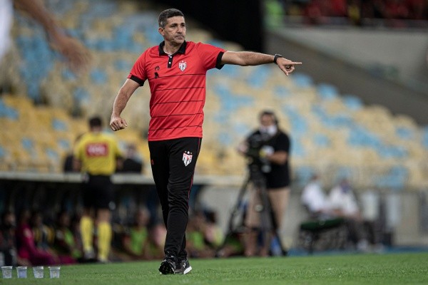 Eduardo Souza no comando do Atlético-GO, em partida contra o Flamengo, pelo Brasileirão 2021.| Foto: Jorge Rodrigues/AGIF