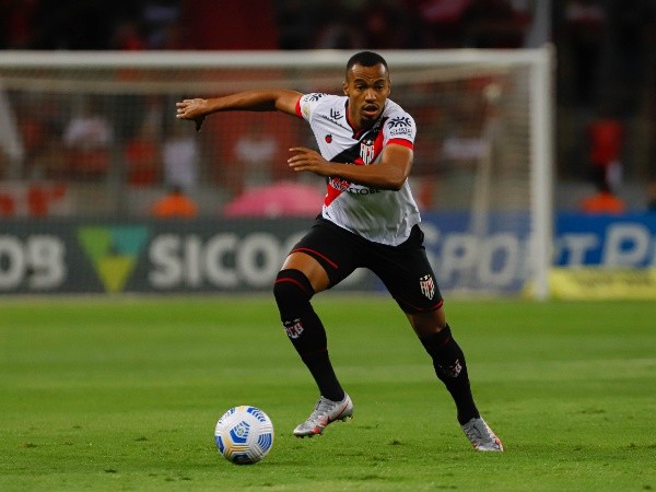 Foto: Maxi Franzoi/AGIF – Meia tem duas boas campanhas na Série A que garantiram o Atlético-GO na Copa Sul-Americana