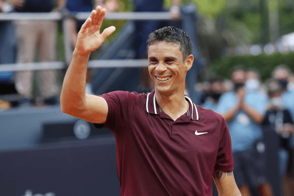 Foto: Rio Open/Fotojump - Dutra Silva foi homenageado após a partida na quadra 1