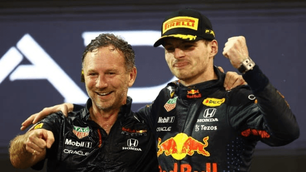 Bryn Lennon/Getty Images - Christian Horner, chefe da equipe Red Bull, ao lado de Verstappen