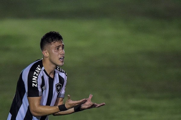 Matheus Frizzo em ação pelo Botafogo - Foto: Thiago Ribeiro/AGIF