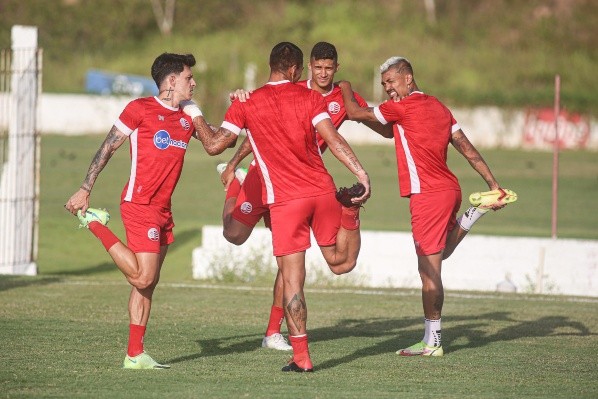 Foto: (Flickr Oficial Náutico/Tiago Caldas/CNC) - Jean Carlos, à esquerda, e Kieza, à direita, devem voltar ao time titular do Náutico