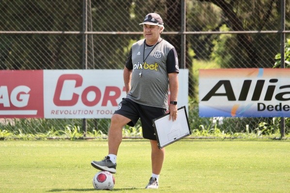 Foto: (Flickr Oficial Ponte Preta/Diego Almeida/PontePress) - Gilson Kleina, técnico da Ponte Preta, chega pressionado para o clássico