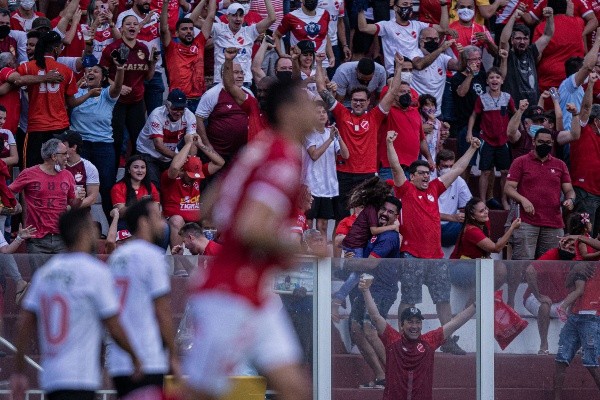 Foto: (Heber Gomes/AGIF) - No primeiro embate entre as equipes, o Vila Nova contou com o apoio de sua torcida para vencer o clássico