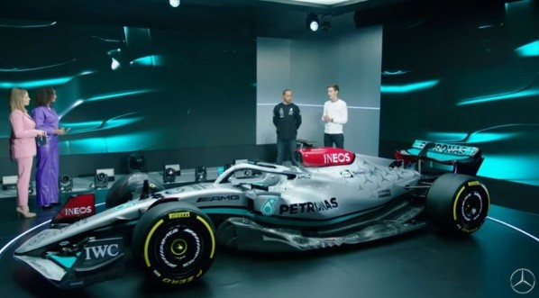 Lewis Hamilton e George Russell em evento de apresentação de carro da Mercedes. Foto: Reprodução/Youtube oficial da Mercedes