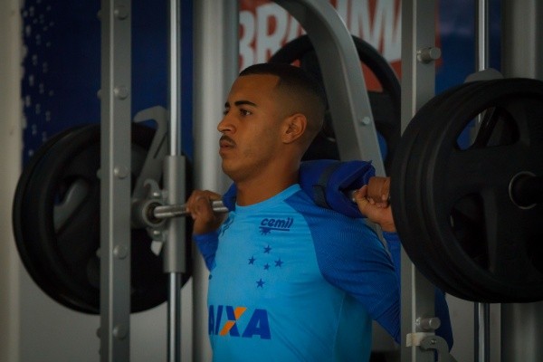 Vitinho, ainda em 2018, com a camisa do Cruzeiro - Foto: Vinnicius Silva/Cruzeiro