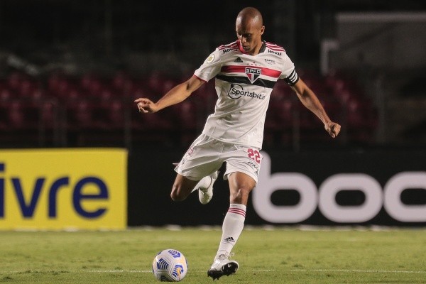 Foto: (Ettore Chiereguini/AGIF) - A tendência é que Miranda volte a ser titular e capitão do São Paulo neste domingo (20)