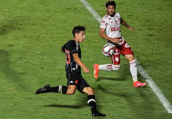 Mazetti em ação pelo Vila Nova - Foto: Thiago Ribeiro/AGIF