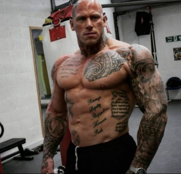 Reprodução/Instagram oficial de Marty Ford - Martyn posa para suas redes sociais.