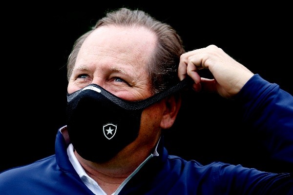 (Foto: Vitor Silva/Botafogo.) Frank Boer ex-treinador da Holanda é ofericido ao Botafogo