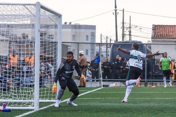 Foto: (Gabriel Machado/AGIF) - Rodrigão, ex-Coritiba, comemora seu gol contra o Paraná no Campeonato Paranaense de 2019