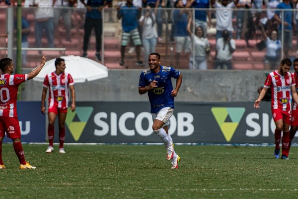 Alessandra Torres/AGIF/ Vitor Roque, com apenas 16 anos, marca primeiro gol no profissional no Cruzeiro Alessandra Torres/AGIF/ Vitor Roque, com apenas 16 anos, marca primeiro gol no profissional no Cruzeiro
