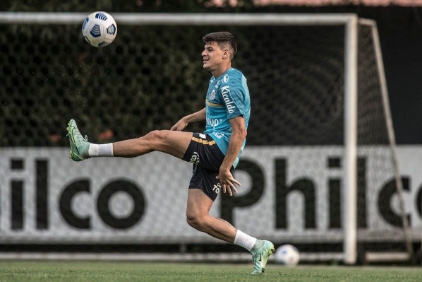 Augusto não tem situação fácil no Santos - Foto: Ivan Storti/Santos FC